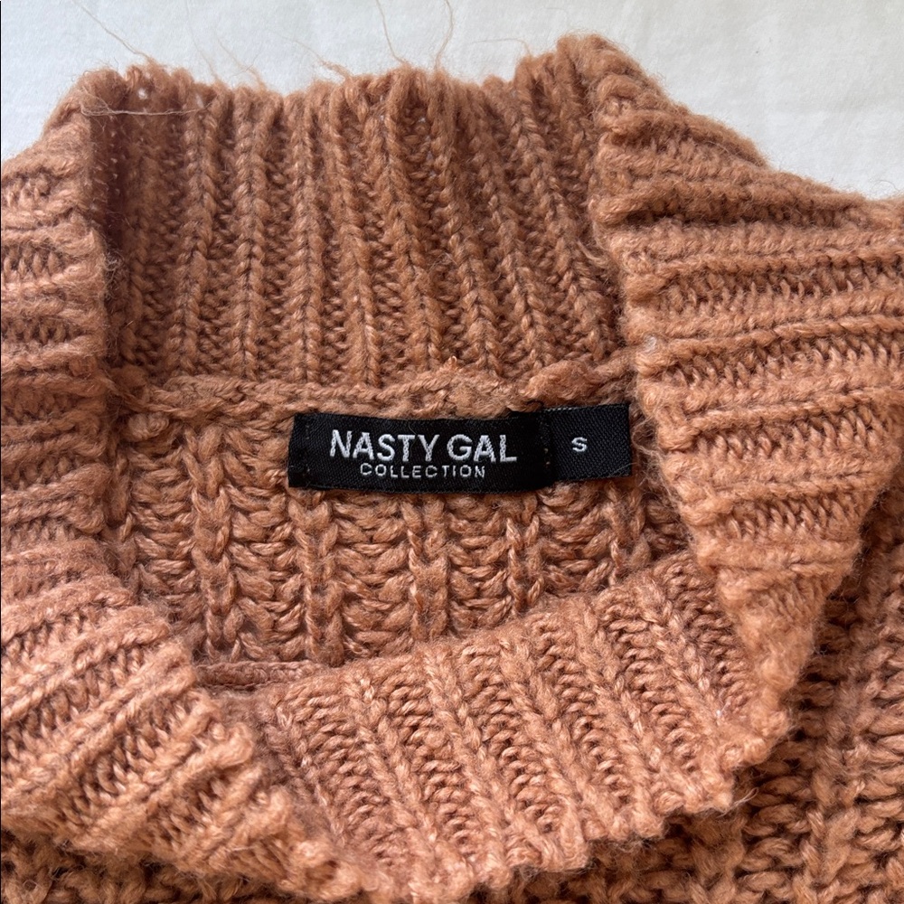 Nasty Gal Brown Cowl Neck Sweater Size S

Come from smoke / pet  free home - Picture 3 of 6